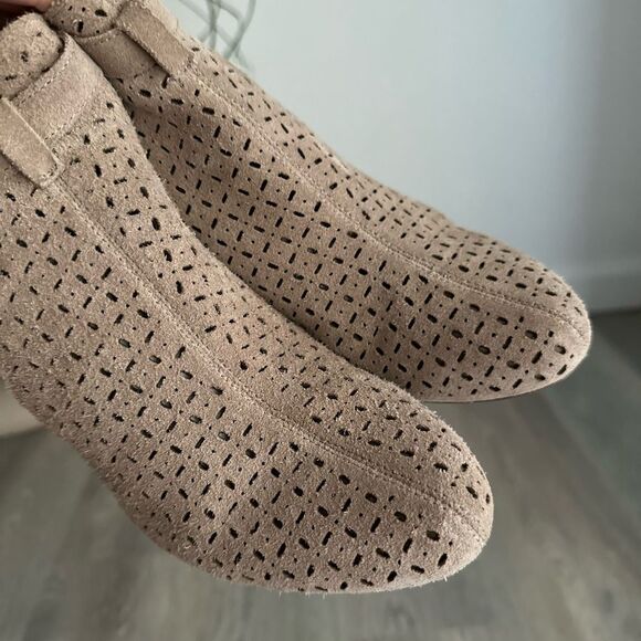 Crown & Ivy Genuine Leather Suede Heels - Picture 3 of 7